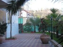 Спокойный отель на берегу моря.