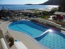 Вид с балкона на бассейн и море