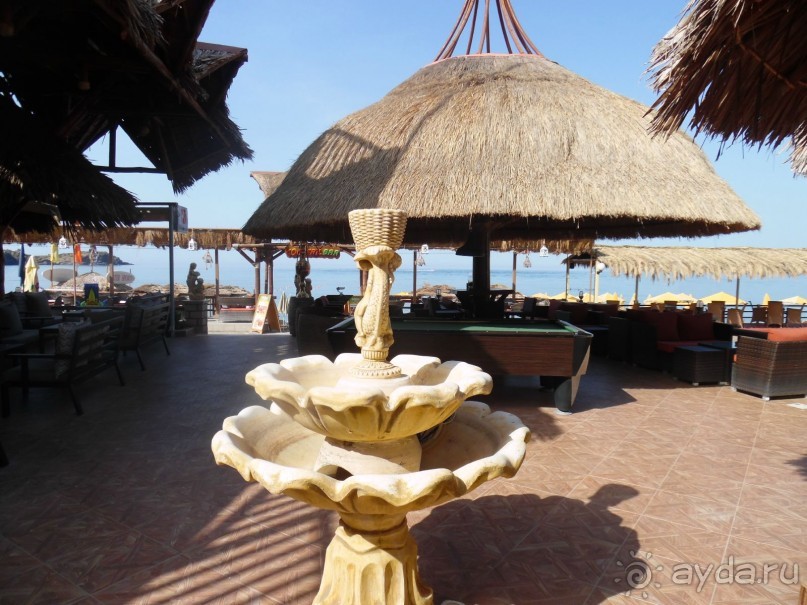 Бар и видно что за ним пляж.