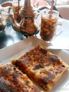 Чай с миндалем и блины с тунцом, вкусно)))