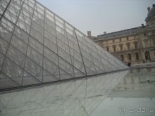 Лувр днем.