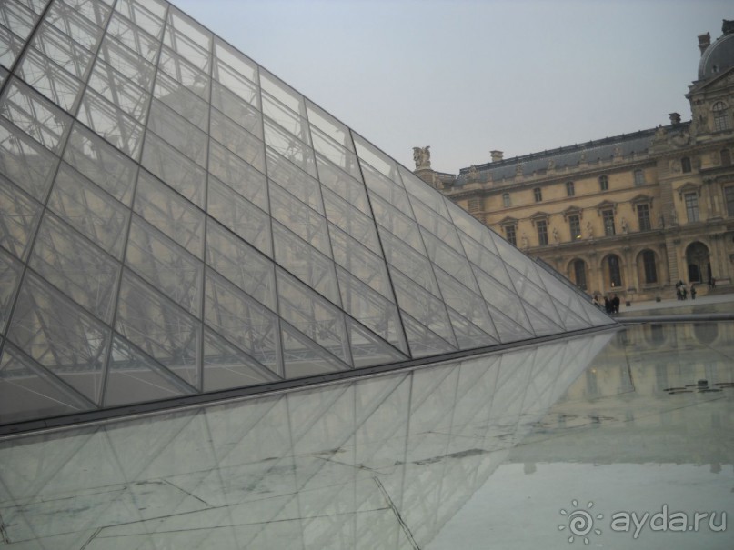 Лувр днем.