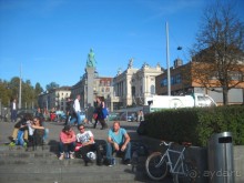 Туссовка молодежи на берегу озера.