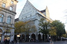   Посмотрите, какие красивые здания! Глаз не отведешь...