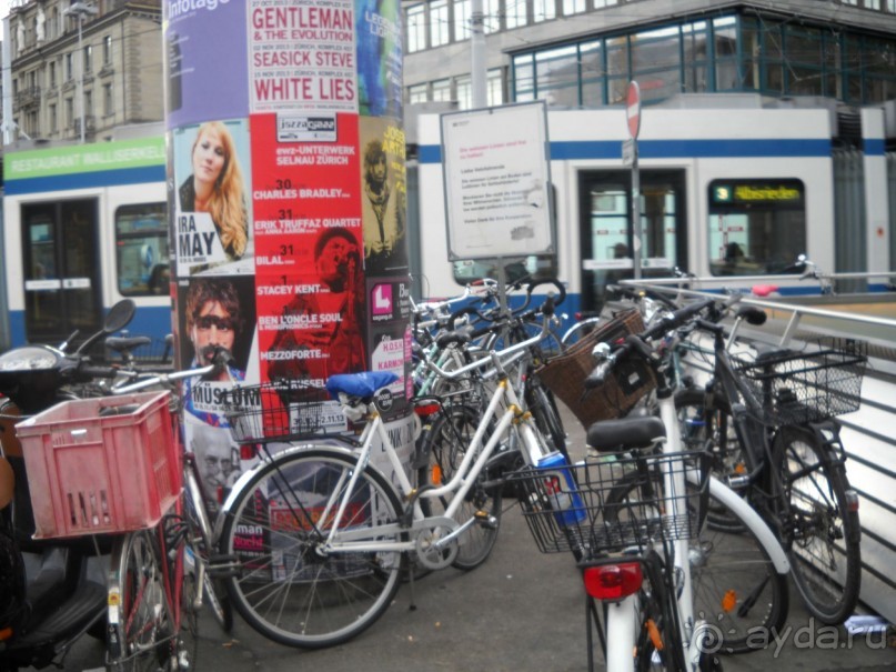 У железнодорожного вокзала ( их много в Цюрихе) можно взять напрокат мопед, велосипед и легковую машину...