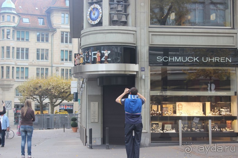 И снова часы... И движущиеся фигурки под такт  музыки...