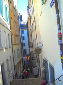Есть и такие узкие улочки.