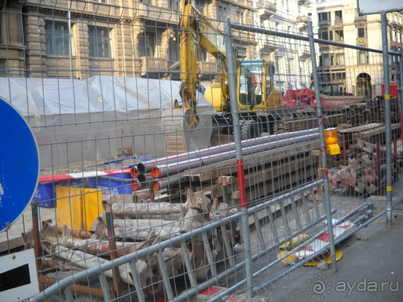 Здесь тоже идет строительство и ремонт зданий...