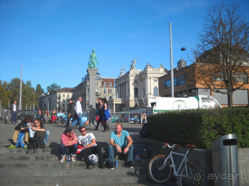 Туссовка молодежи на берегу озера.
