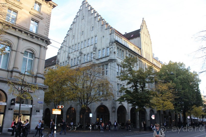   Посмотрите, какие красивые здания! Глаз не отведешь...