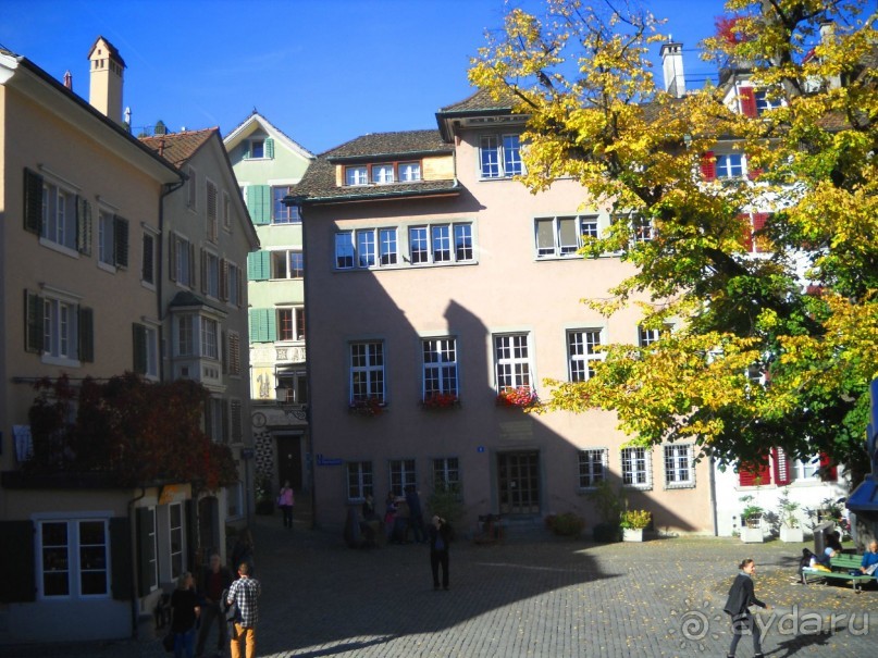 И дома все какие-то веселые...