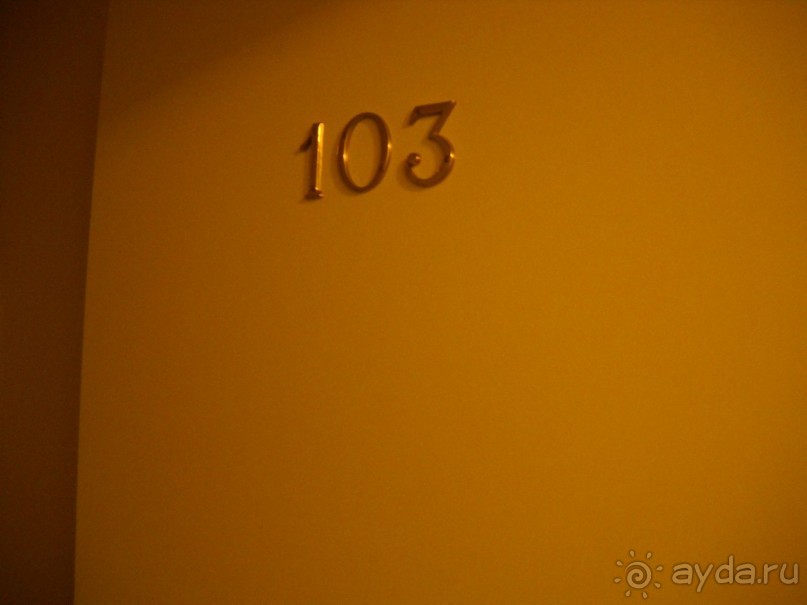   Это  дверь нашего номера.