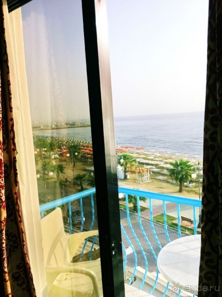 Красиво, да? Вид с нашего номера.