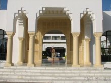 Вход в отель