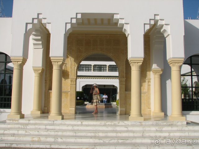 Вход в отель