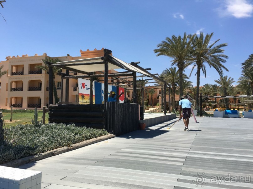 Вполне хороший отель для спокойного отдыха.