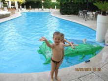 Бассейн при отеле. Бассейн при отеле.