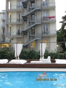 Бассейн при отеле, рядом другой отель. Бассейн при отеле, рядом другой отель.