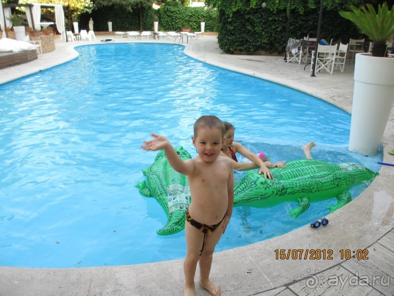 Бассейн при отеле.