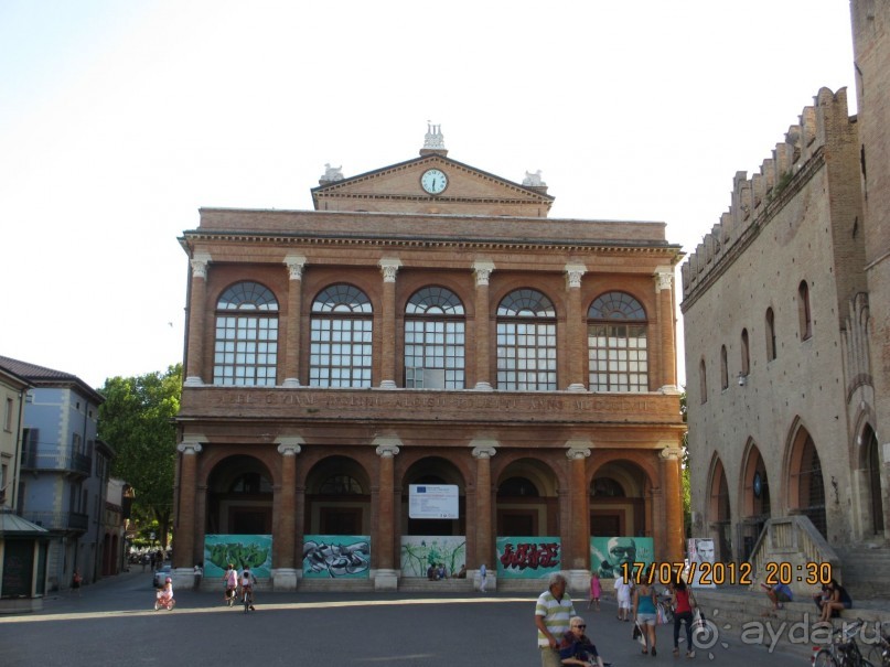 На одной из площадей в старом городе в Римини.