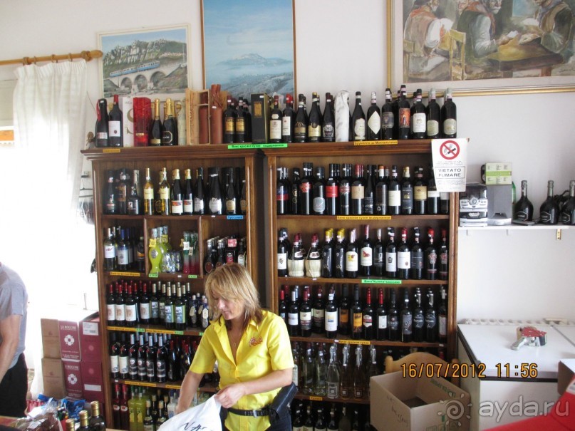 Винный магазинчик в Сан-Марино, в самом городе всё то-же самое дешевле. как всегда раскрутила всех туристов сопровождающая группы )))