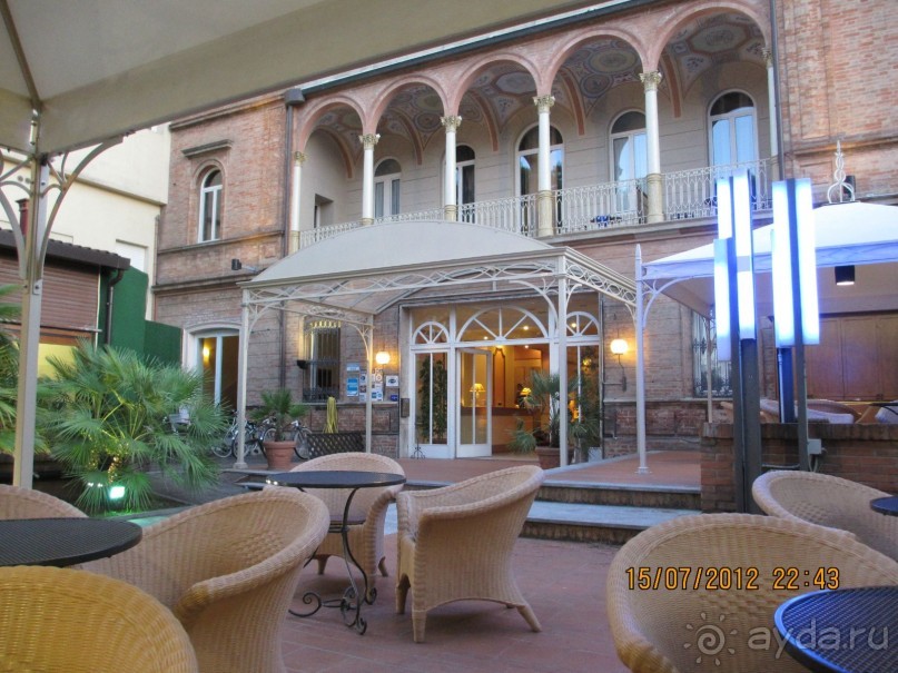 Открытая веранда перед отелем, утром для завтрака, вечером для выступлений.