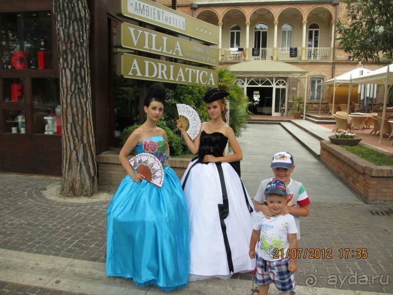 В июле целую неделю ходит молодёжь в костюмах, героев всяких комиксов. Очень интересно.