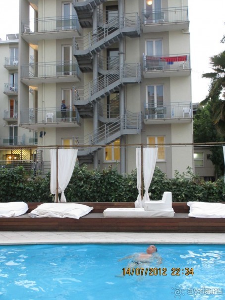 Бассейн при отеле, рядом другой отель.