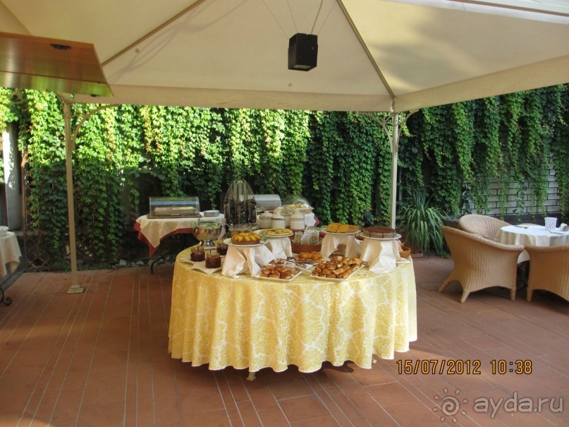 Стол только со сладостями перед отелем, мясной столик рядом.