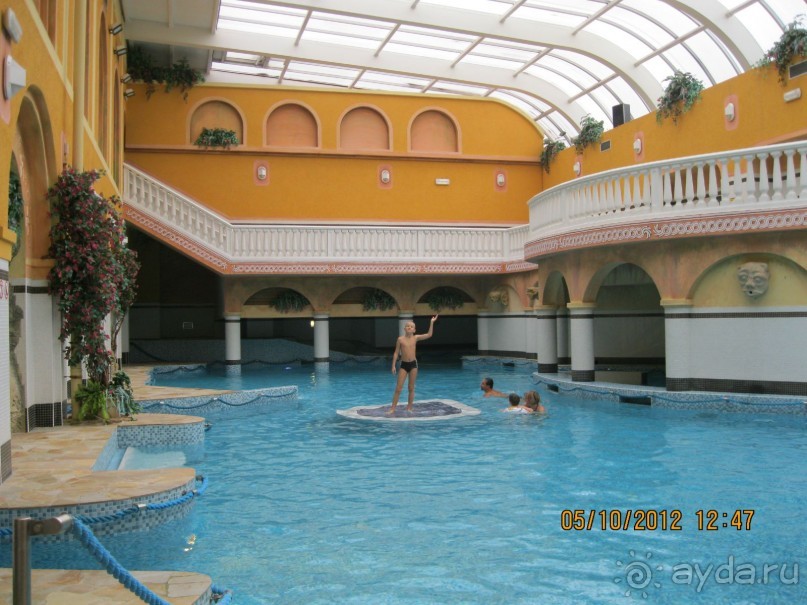 Название отеля говорит само за себя: всё и сразу, как в Вавилоне!