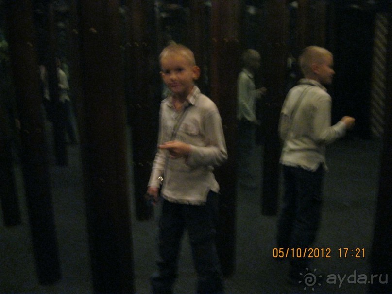 Название отеля говорит само за себя: всё и сразу, как в Вавилоне!