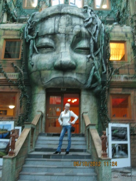 Название отеля говорит само за себя: всё и сразу, как в Вавилоне!