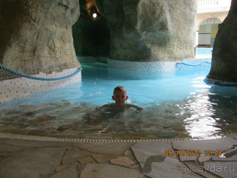 Название отеля говорит само за себя: всё и сразу, как в Вавилоне!