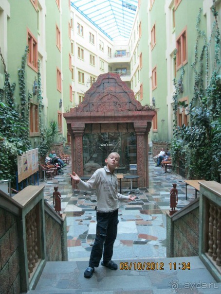 Название отеля говорит само за себя: всё и сразу, как в Вавилоне!