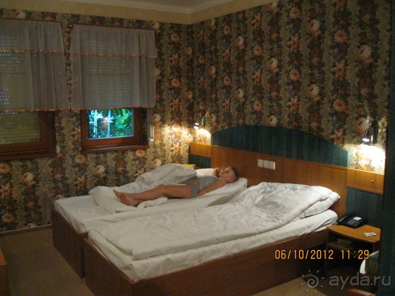 Название отеля говорит само за себя: всё и сразу, как в Вавилоне!