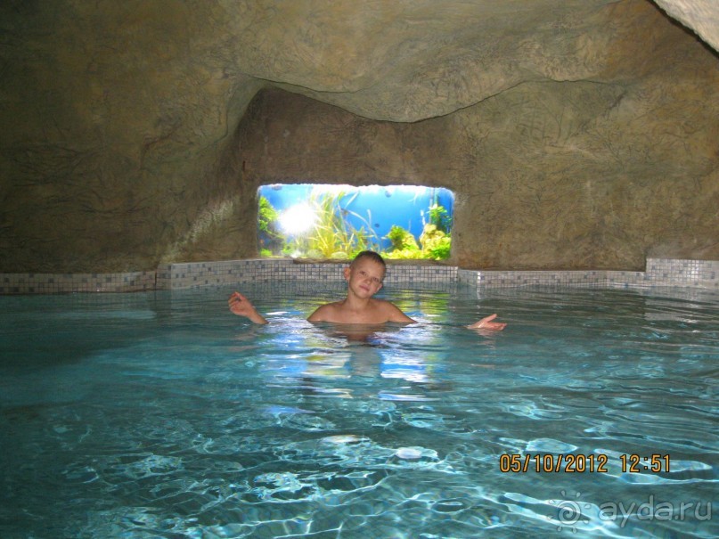 Название отеля говорит само за себя: всё и сразу, как в Вавилоне!