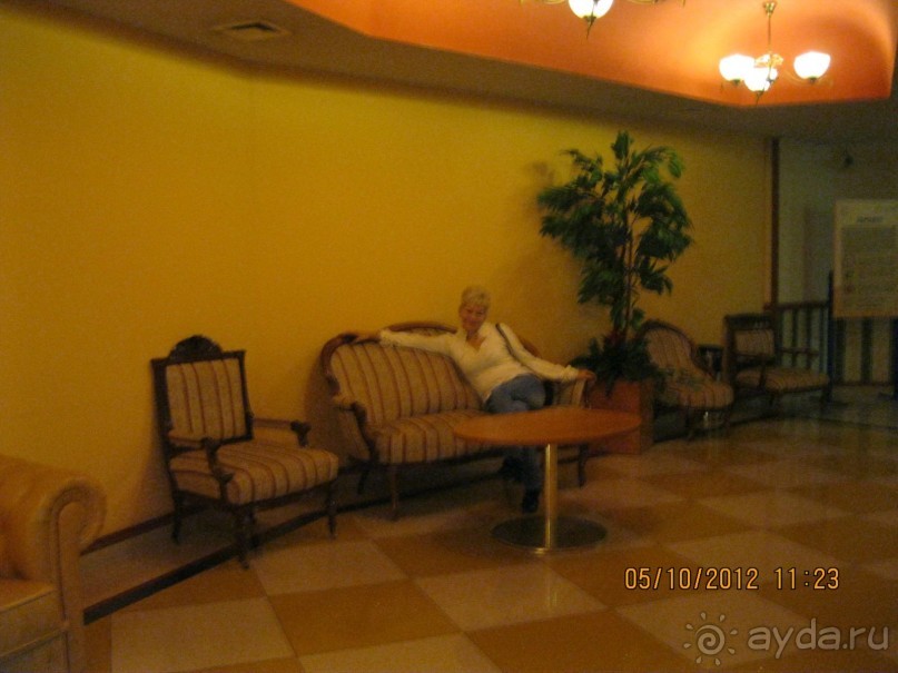 Название отеля говорит само за себя: всё и сразу, как в Вавилоне!