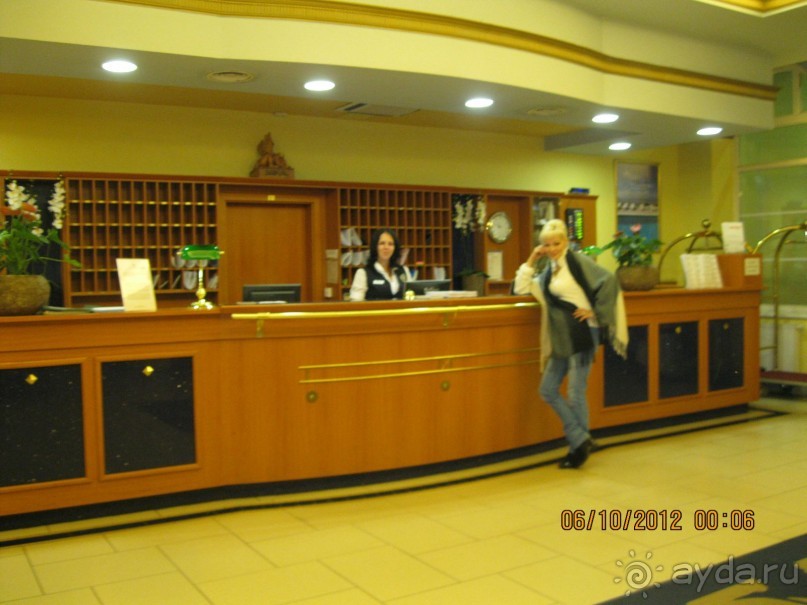 Название отеля говорит само за себя: всё и сразу, как в Вавилоне!