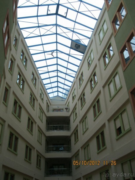 Название отеля говорит само за себя: всё и сразу, как в Вавилоне!