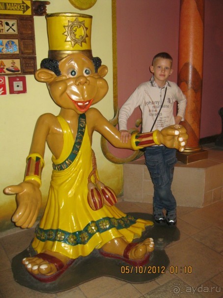 Название отеля говорит само за себя: всё и сразу, как в Вавилоне!