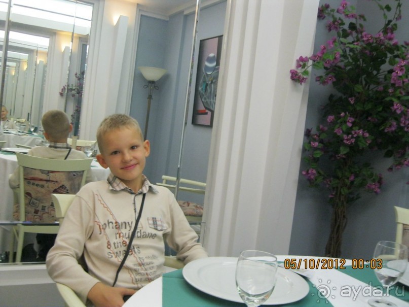 Название отеля говорит само за себя: всё и сразу, как в Вавилоне!