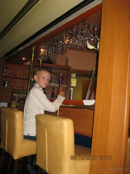 Название отеля говорит само за себя: всё и сразу, как в Вавилоне!