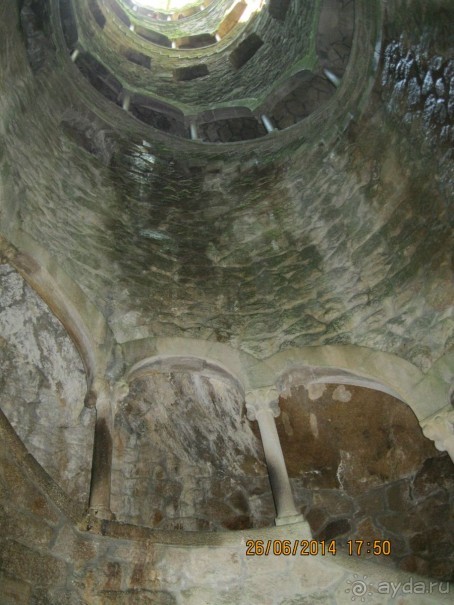 Арочная галерея в колодце