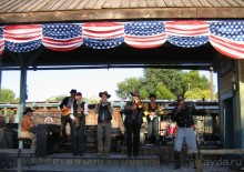 Порт-Авентура. Интернациональный коллектив: слева - наш "мстер" Колян упорно дует в саксофон, а Армен долбит по  клавишам...