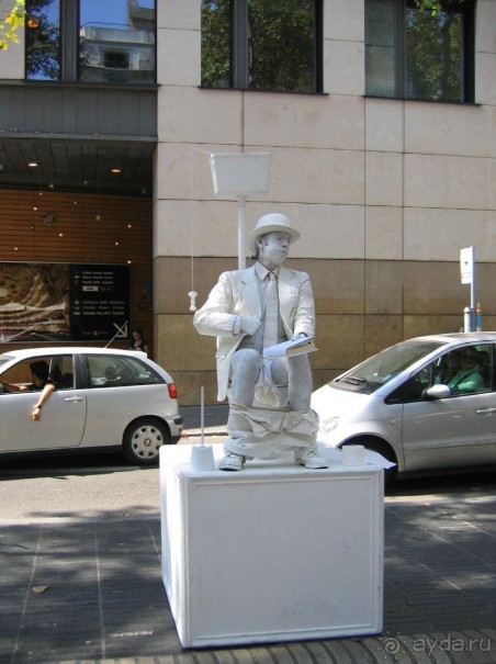 Барселона. А вот какой-то белый мужик на "толчке"...