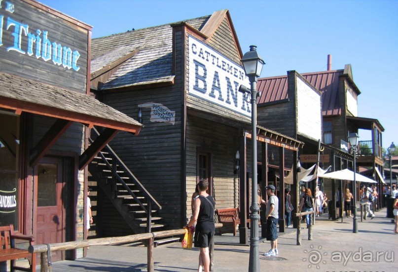 Порт-Авентура. Зона "Дикий Запад". В деревянных постройках можно увидеть настоящие ковбойские сортиры!... Шутка...