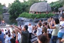 "...ручками - вправо, влево...ррраз, два!"  Рыжий машет в центре.