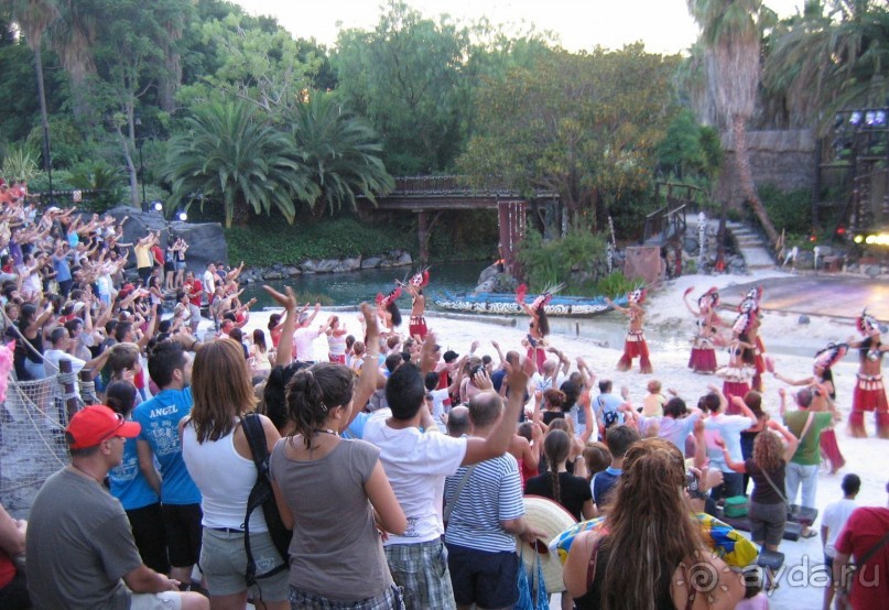 "А ну-ка, все встаём, и-и-и..."