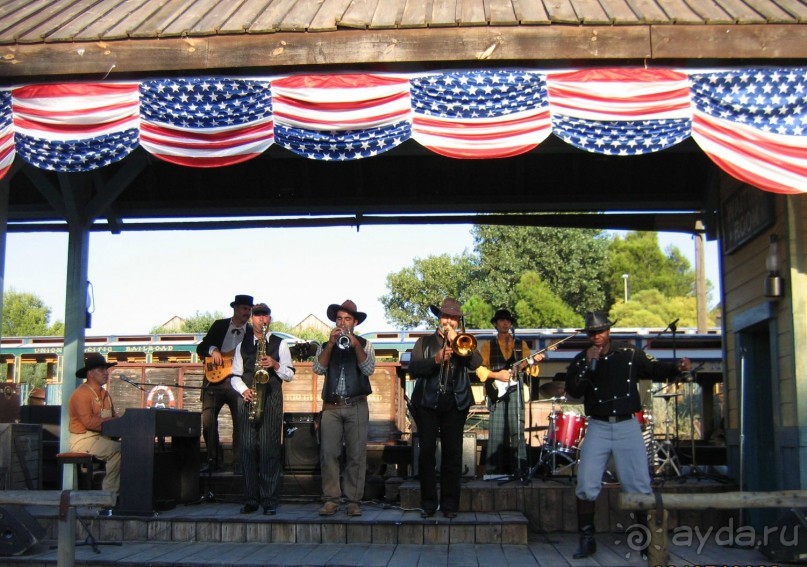 Порт-Авентура. Интернациональный коллектив: слева - наш "мстер" Колян упорно дует в саксофон, а Армен долбит по  клавишам...