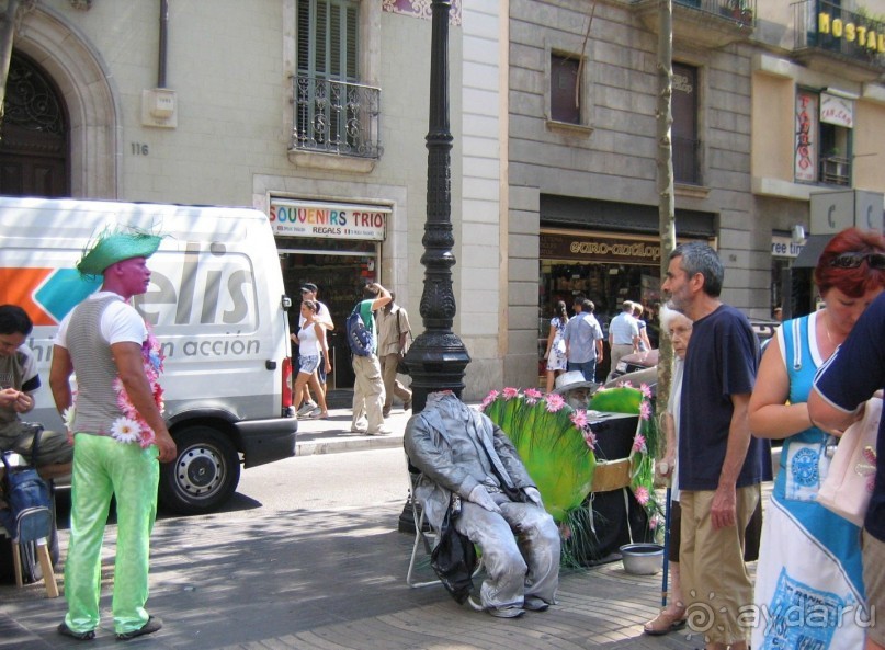 Барселона. Рамбла. Мимы. Слева: готовимся!